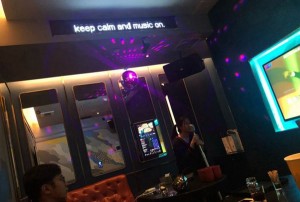 因为酒吧（酒吧效应：探索社交场合的深层影响）